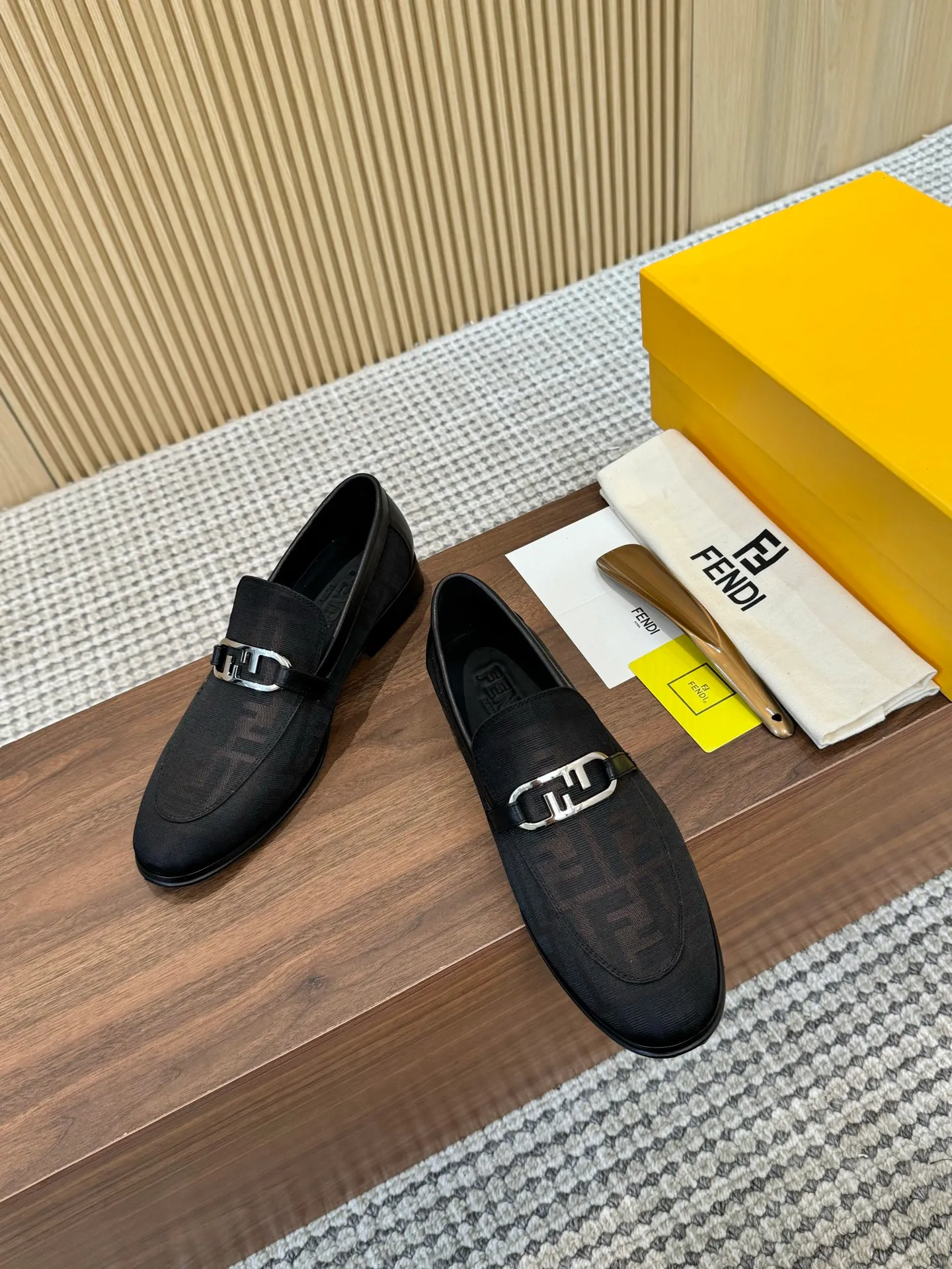 [FENDI] Top P: 980💰 ▪️Size: Men's 39-44. (Customized at 38.45.46) Fendi men's business casual leather shoes Imported brand cloth/calfskin/open edge beads/brand logo printing -Inside: Comfortable cowhide lining -Outsole: Genuine leather outsole with rubber backing embedded in the heel, perfect injection molding -Ultra-high quality control·Fine workmanship: highlighted (high-end·luxury·grade)
